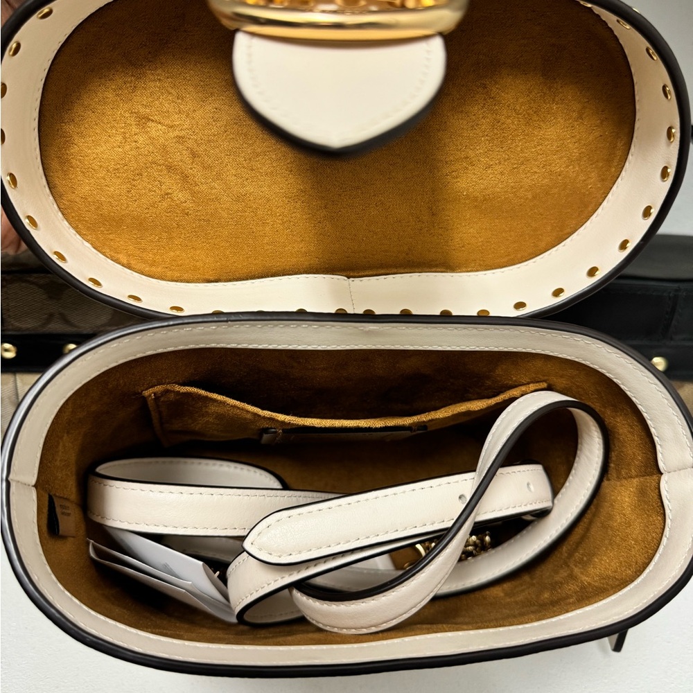 Coach Vanity Bag - Picture 2 of 15